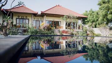 สระว่ายน้ำกลางแจ้ง, เก้าอี้อาบแดดริมสระ