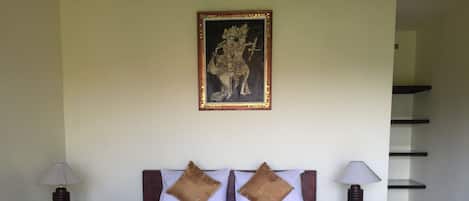 Caja de seguridad en la habitación y escritorio