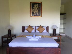 In-room safe, desk, rollaway beds, free WiFi - Segara Tegeh - Hostel (Tulamben)