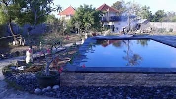 Kolam renang outdoor, dengan kursi berjemur