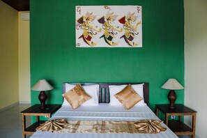 In-room safe, desk, rollaway beds, free WiFi - Segara Tegeh - Hostel (Tulamben)