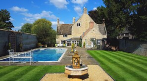 Kauden mukainen ulkouima-allas avoinna 7.00–9.00, aurinkotuoleja