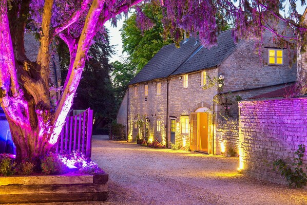 Majoituspaikan julkisivu illalla/yöllä