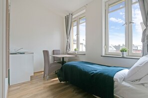 Familie vierpersoonskamer, 1 slaapkamer | Een bureau, een strijkplank/strijkijzer, gratis wifi, beddengoed