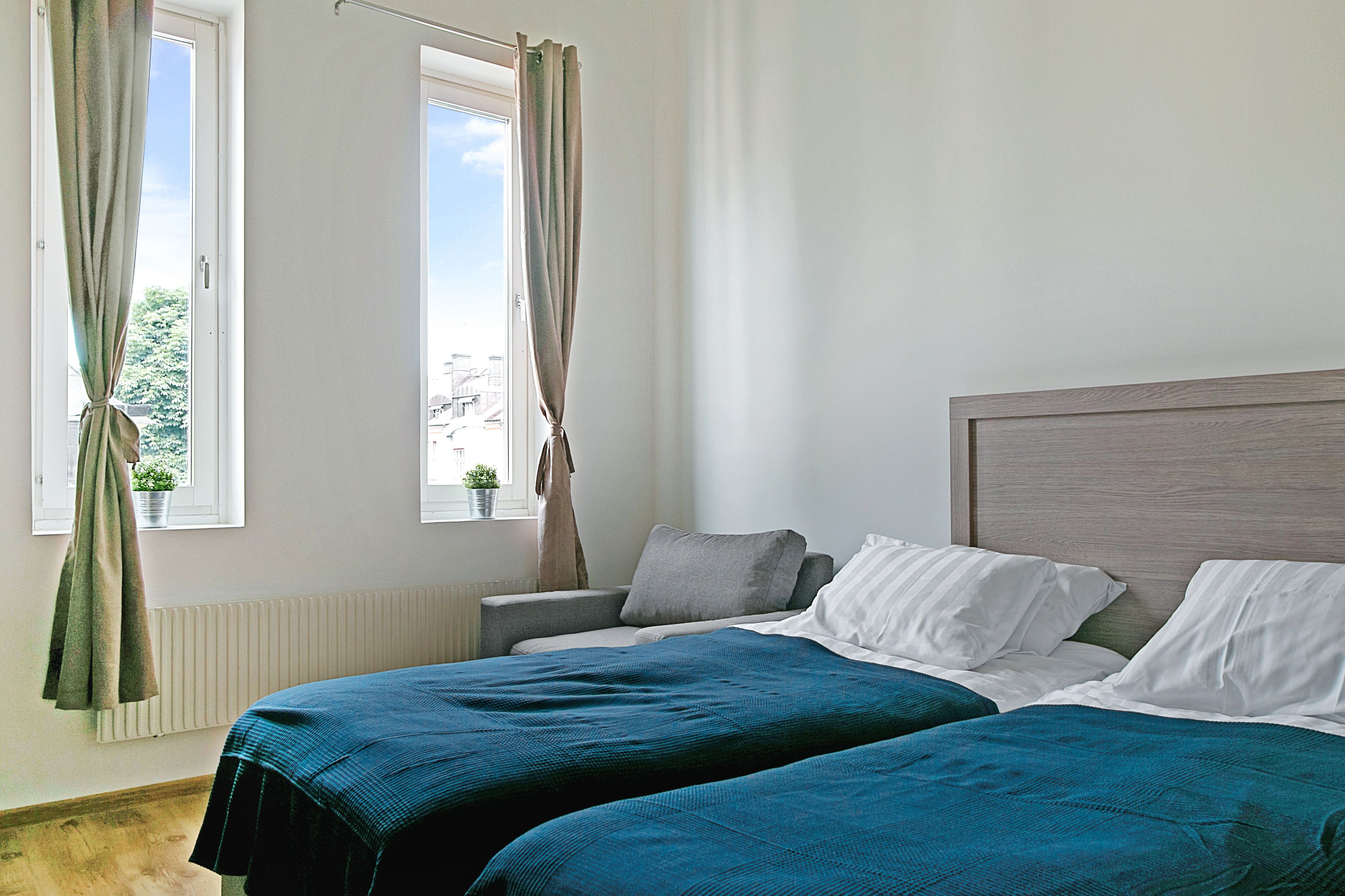 Habitación triple económica | Escritorio, tabla de planchar con plancha, wifi gratis y ropa de cama 