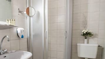 Escritorio, tabla de planchar con plancha, wifi gratis y ropa de cama