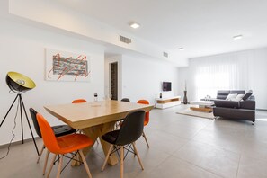 Luksushuoneisto, 3 makuuhuonetta, merinäköala, rannalla | Ruokailu omassa huoneessa