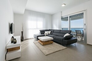 Appartement Luxe, 3 chambres, vue mer, en bord de plage | Coin séjour | Télévision à écran plat