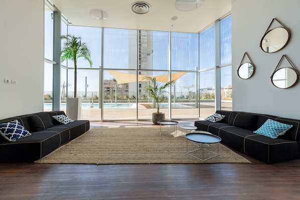 Appartement Luxe, 3 chambres, vue mer, en bord de plage | Coin séjour | Télévision à écran plat