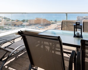 Appartement Luxe, 3 chambres, vue mer, en bord de plage | Balcon
