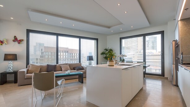 A modern apartment with a large living area, a kitchen, and a dining space. - White City Tower (Tel Aviv)