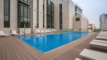 Una piscina al aire libre de temporada