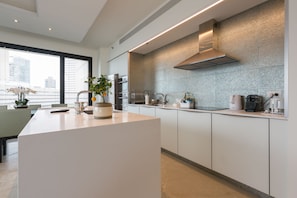 Refrigerador, microondas, horno, placa de cocina