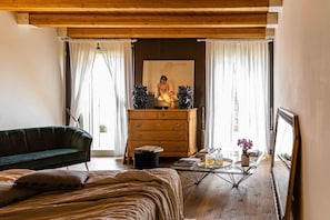 Suíte superior (02) | Roupas de cama premium, frigobar, escrivaninha, quartos à prova de som