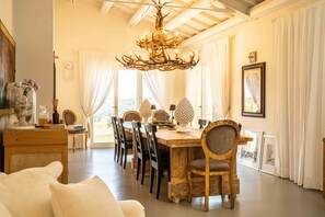 28-英寸电视（配备数码频道）