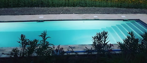 Piscina all'aperto, una piscina in terrazza, lettini