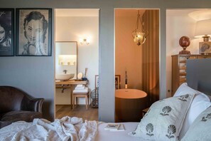 ห้องดีลักซ์ดับเบิล (05) | เครื่องนอนระดับพรีเมียม, ผ้านวมขนเป็ด, มินิบาร์, ตกแต่งพิเศษโดยเฉพาะ