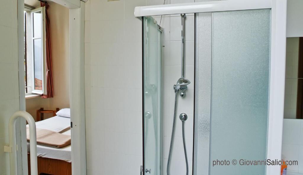 Douche, sèche-cheveux, serviettes fournies