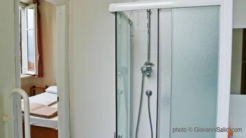 Douche, sèche-cheveux, serviettes fournies