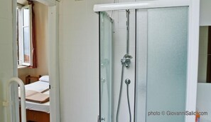 Shower, pengering rambut,  dan handuk