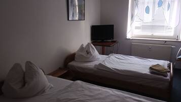 Standard-Doppelzimmer, eigenes Bad | 1 Schlafzimmer, Schreibtisch, schallisolierte Zimmer, Zustellbetten