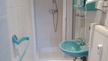 Standard-Doppelzimmer, eigenes Bad | Badezimmer | Haartrockner, Handtücher