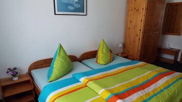 Standaard Twin kamer, privébadkamer | 1 slaapkamer, een bureau, geluiddichte muren, extra bedden