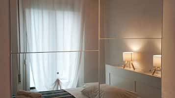 Camera con letto matrimoniale o 2 letti singoli | Una cassaforte in camera, Wi-Fi gratuito, lenzuola