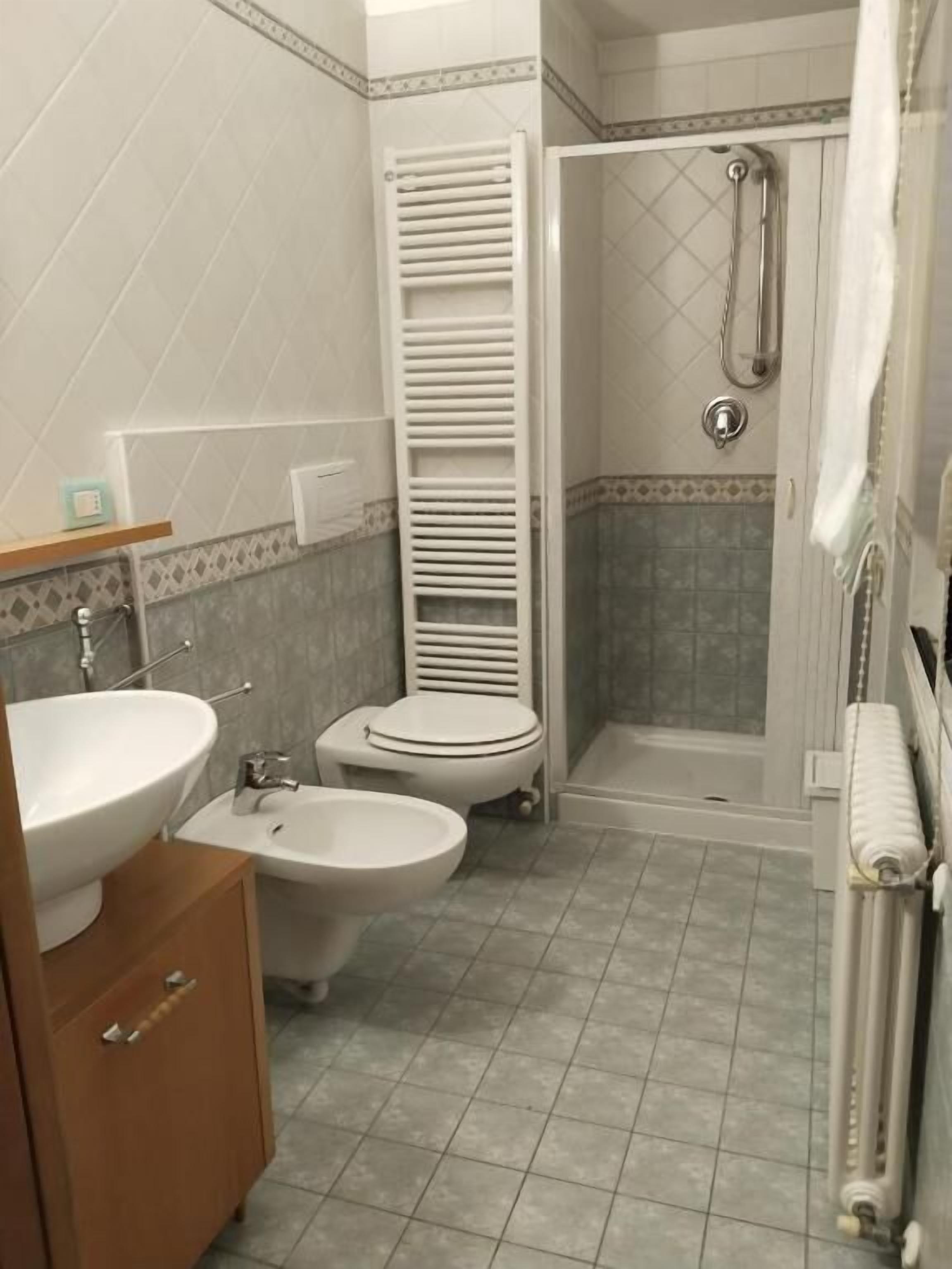 apartment | bathroom | shower, free toiletries, hair dryer, bidet
