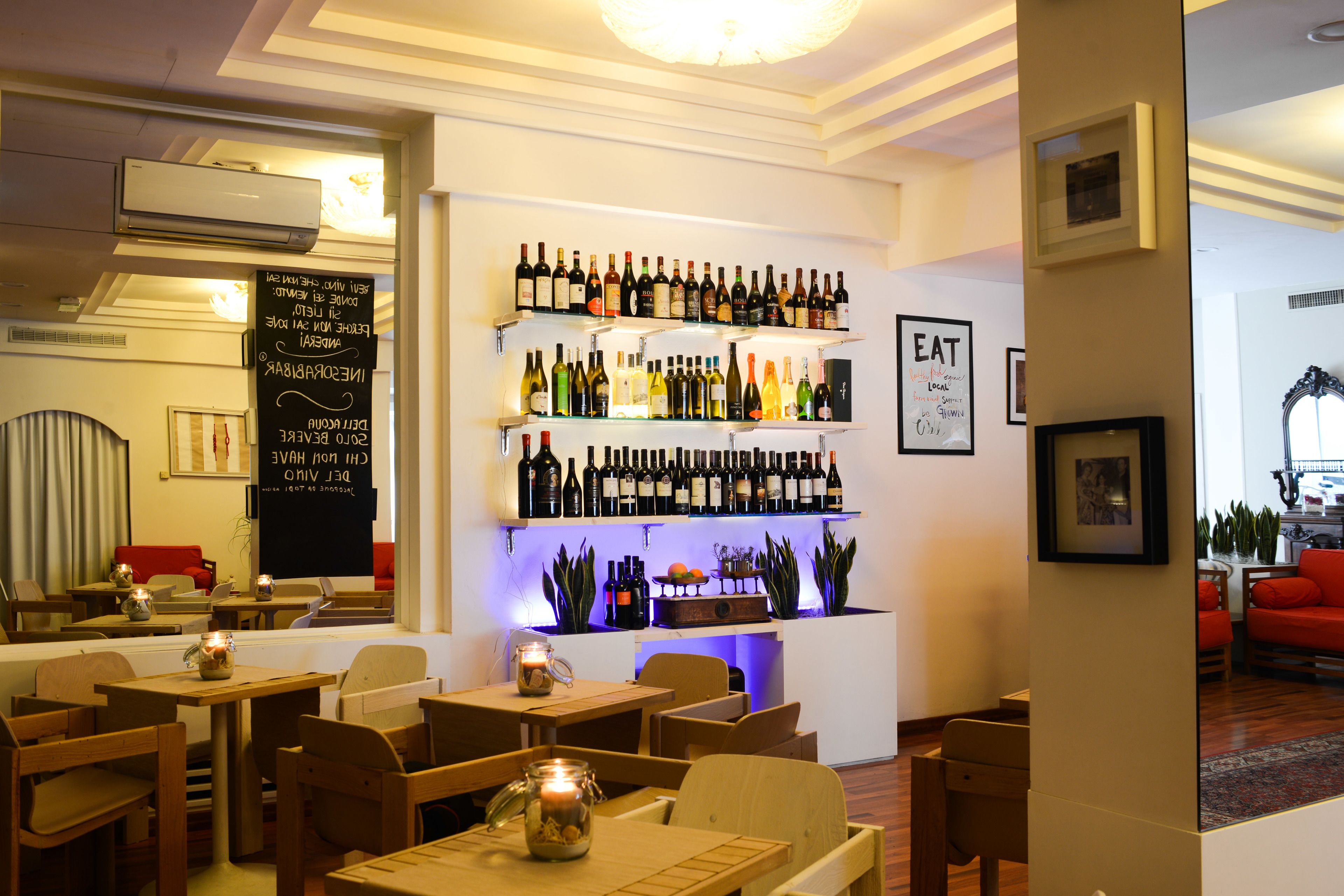 Sert le déjeuner et le dîner