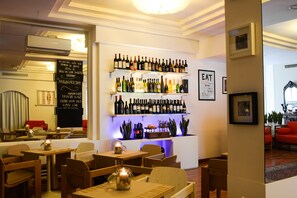 Serviert Mittagessen und Abendessen