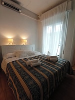 Camera con letto matrimoniale o 2 letti singoli | Una cassaforte in camera, Wi-Fi gratuito, lenzuola