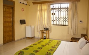 Deluxe Double Room, 1 King Bed, Non Smoking | Minibar, in-room safe, desk, blackout drapes