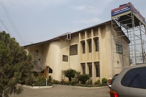 Vista frontal de la propiedad