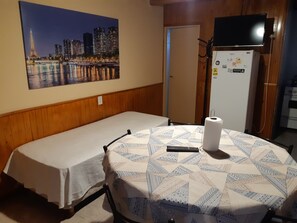 Refrigerador con freezer, microondas, horno, placa de cocina