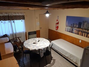 Täysikokoinen jääkaappi, mikroaaltouuni, uuni, liesi