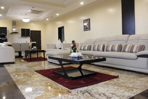 Loftsleilighet, 2 soverom | Oppholdsrom | LED-TV