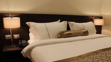 Deluxe-rum | Sängtillbehör av högsta kvalitet och värdeförvaringsskåp på rummet