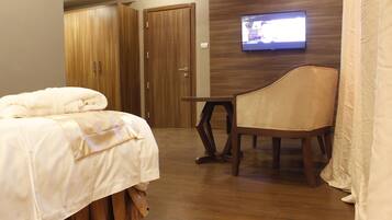 Business Suite | Living area | LED TV