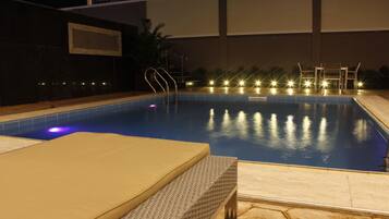 Utomhuspool, parasoller och solstolar