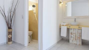 Dusche, kostenlose Toilettenartikel, Haartrockner, Hausschuhe