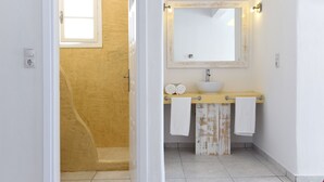 Shower, free toiletries, hair dryer, slippers - Porto Naoussa - Adults Only (Paros)