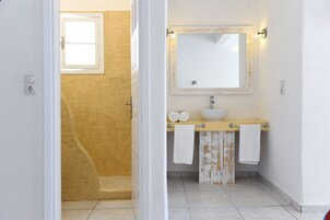 Ducha, artículos de tocador gratuitos, secador de pelo, pantuflas