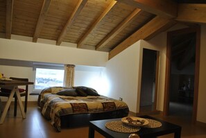 Vierpersoonskamer, privébadkamer, uitzicht op zee | 1 slaapkamer, lakens van Egyptisch katoen, luxe beddengoed, een bureau