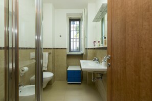 Tweepersoonskamer, privébadkamer, uitzicht op zee | Badkamer | Een haardroger, een bidet, handdoeken