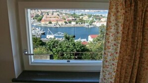 A window with a view of a harbor, including boats and a bridge. - La Finestra sul Golfo Affittacamere (La Spezia)