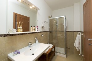 Camera Doppia con bagno privato esterno, vista mare | Bathroom | Hair dryer, bidet, towels - La Finestra sul Golfo Affittacamere (La Spezia)