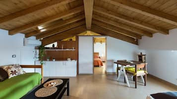 Habitación cuádruple, baño privado, vista al mar | Sábanas de algodón egipcio, ropa de cama de alta calidad y escritorio