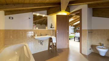Chambre quadruple, salle de bain privée, vue sur la mer | Aire de séjour | Téléviseur, planchers chauffants
