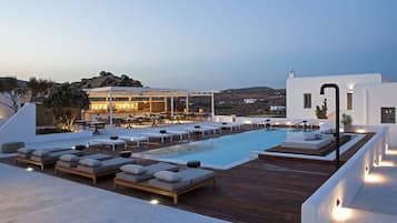 Kolam renang outdoor musiman, dengan payung kolam renang